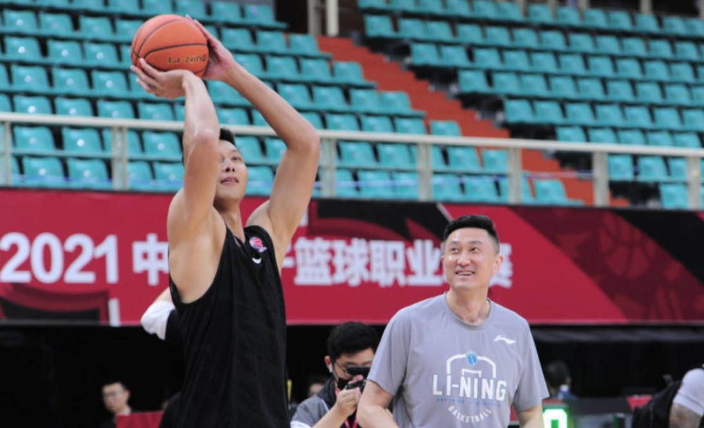由顾长卫执导的青春爱情轻喜电影《遇见你真好》今日曝光一组;你好青春版海报，海报以喜庆的中国红为主色调，十位主演以整齐划一的身姿跃跃欲飞，每个人的;翅膀都暗藏玄机，包含着角色独特的身份及寓意，设计颇具巧思，欢脱灵动的气质也与;喜闹青春，温暖贺岁的主题十分契合
